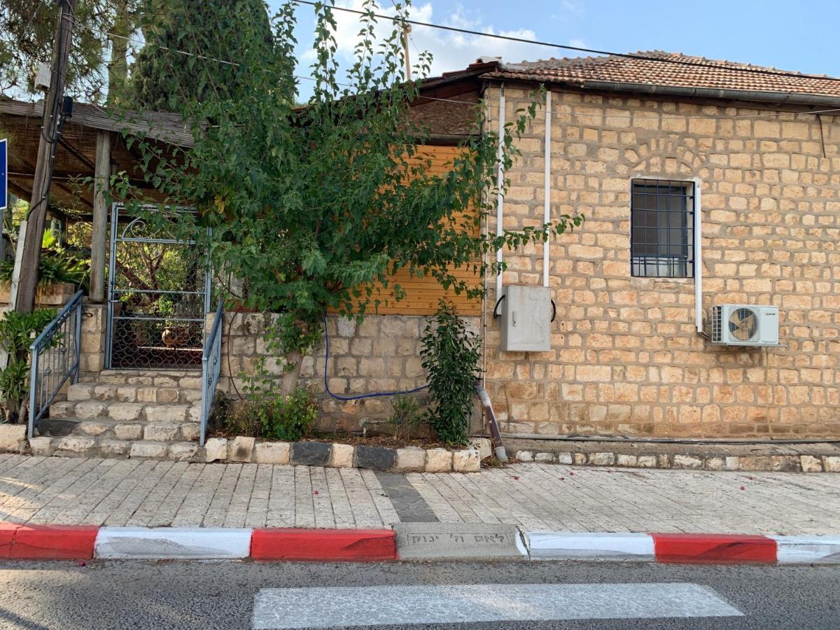 בית האבן העתיק מ-1885 עם מגונית פרטית בחצר 罗什平纳 外观 照片