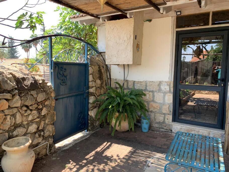 בית האבן העתיק מ-1885 עם מגונית פרטית בחצר 罗什平纳 外观 照片
