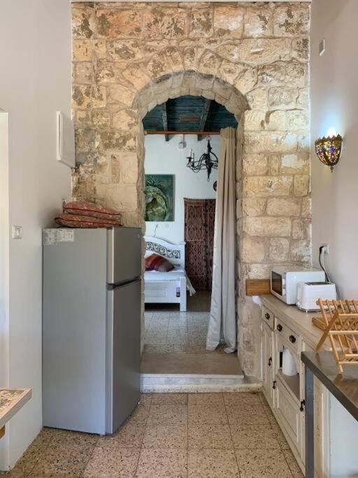 בית האבן העתיק מ-1885 עם מגונית פרטית בחצר 罗什平纳 外观 照片