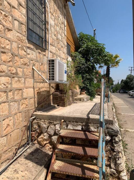 בית האבן העתיק מ-1885 עם מגונית פרטית בחצר 罗什平纳 外观 照片