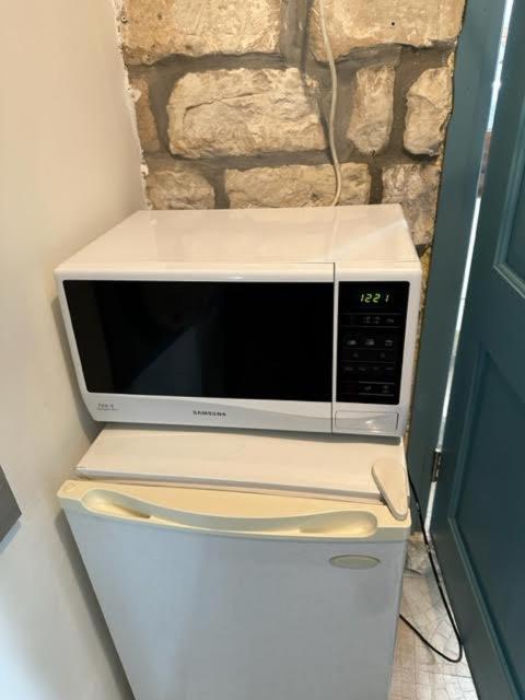 בית האבן העתיק מ-1885 עם מגונית פרטית בחצר 罗什平纳 外观 照片